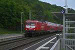 Einfahrt der 112 139 mit dem WFL Doppelstockzug als RE 12 Langläufer in Haßmersheim am Abend des 9.7.2021