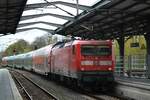 112 176 schiebt am 21.04.2017 eine Dosto-Garnitur als RE 7 nach Flensburg. 
Ort: Rendsburg, 21.04.2017