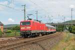 DB Gebrauchtzug-112 131 mit WFL-Steuerwagen Bnrbdzf 480.1 und WFL-Reisezugwagen am 25.6.2022 in der Einfahrt nach Saalfeld/Saale.