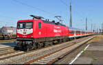 Zusatzzug mit 112 139-1 schleicht sich an das Ausfahrsignal des Bahnhofs Großkorbetha heran.