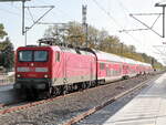 Einfahrt 112 133 als RE 5 nach Rostock in den neuen Bahnsteigbereiches im Bahhnhof Wünstdorf-Waldstadt am 28.