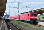 1442 655 und 112 155 stehen im Dessauer Hauptbahnhof bereit.