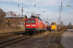 112 119 zwängt sich am 10.04.2023 mit ihrem RE3 3312 am Baugerümpel im Bahnhof Miltzow vorbei.