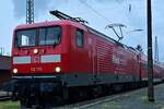 112 170 von DB Leihlok mit dem WFL RE12/10a Ersatzzug  für die SWEG wartet auf Gleis 12 in Neckarelz auf eine verspätete S2 nach Mosbach, um dann selber mit leichter Verspätung nach