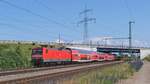 112 116 mit ihrem RE5 Berlin-Südkreuz - Rostock Hbf kurz vor der Durchfahrt durch Kavelstorf.