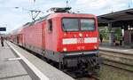 Lok  112 112-8  befördert am 06.07.2023 den RE 5 von Rostock nach Berlin und steht hier in Neustrelitz Hbf.