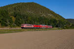 WFL 155 222 zieht WFL 112 105, einen Doppelstockwagen und einen n-Wagen als Überführung von Würzburg nach Wustermark durch Remschütz.