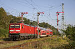 112 116 zieht am 11.09.2023 einen RE der Linie 5 von Neustrelitz nach Stralsund, in den Bahnhof von Demmin hinein.