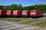 112 179 mit weiteren Loks aus dieser DR-Baureihenfamilie am 17.06.2006 im Bw.