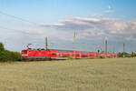 112 109  fährt am Abend in die Haltestelle Ferdinandshof ein aus Richtung Stralsund kommend,  11.6.2022