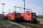 143 260-8 mit einer RB aus Hamburg-Altona und 112 141-7 mit einem RE nach Kiel stehen am 14.08.2007 in Neum�nster