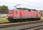 112 120-1 stand am Mittag des 27.06.2025 im Rostocker Hbf.