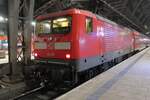 Handnachtaufnahme der 112 146 vor einem RE nach Cottbus in Dresden-Neustadt im Februar 2026 06:30 in der Früh.