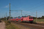 Die leider arg abgeranzte 112 120 mit dem RE 4363 von Rostock nach Berlin Südkreuz bei der Durchfahrt in Kavelstorf. Fotografiert am 28.09.2025.