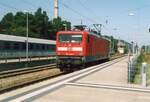 DB 112 134-2 (Bw Berlin Hbf) hat die IR 2106 „Caspar David Friedrich“ zum Bf Ostseebad Binz gebracht, wo sie gerade abgekoppelt wurde und am 28. Juli 2002 auf ein Abstellgleis rangiert.