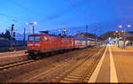 H�lt noch Nachtruhe: Der nur fr�hmorgens am Wochenende verl�ngerte RE 3 steht mit 112 111-0 im Startbahnhof Halle(Saale)Hbf auf Gleis 10 E-G.