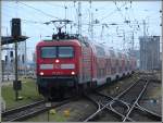 Br 112 114 zieht den RE 1 aus Hamburg im Sandwich mit einer weiteren 112 in den Rostocker Hbf.
