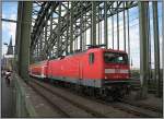 112 162 f�hrt mit dem Rigionalzug RE 7 in Richtung Rheine �ber die Hohenzollernbr�cke in K�ln.
