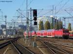 Eine 112er f�hrt im Oktober 2007 mit einem RegionalExpress aus Berlin-Ostbahnhof raus.