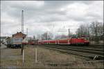 Der Schienentrabbi zieht vorbei: 112 163 �berholt mit dem RE7 (RE 29721)   Rhein-M�nsterland-Express  die 140 653 in Westhofen.