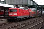 112 136 vor einem RE in Duisburg Hbf.