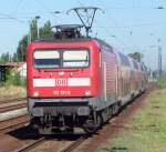 112 121-9 kommt gerade mit dem RE2 (RE 38135) aus Rathenow und f�hrt nach kurzem Aufenthalt weiter nach Cottbus.