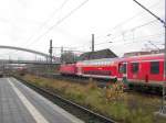 Parallelausfahrt von RE 21413 L�beck Hbf - Hamburg Hbf (hinten) und RE 21813 Kiel Hbf - L�neburg (vorne) aus dem L�becker Hbf am 20.12.08.