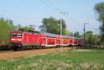 112 101-1 kommt hier mit dem RE2 von Cottbus nach Rathenow gefahren.