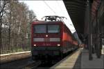 112 151 (9180 6112 151-6 D-DB) verl�sst mit dem RE 21020, Hamburg Hbf - Kiel Hbf, den sch�nen Bahnhof Dammtor.