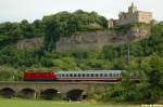 IC1853 (Frankfurt-Halle) f�hrt im Fahrplan 2008 planm��ig mit einer BR112, wie hier 112 186-2 unterhalb der Rudelsburg bei Bad K�sen (20.06.2008)
