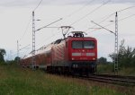 112 121-9 kommt hier mit dem RE2, mit alten S-Bahn Waggons aus Rostock, gleich in den Bahnhof von L�bbenau/Spreewald reingefahren.