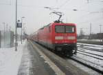 Hier 112 105-2 mit einem RE3 nach Stralsund , bei der Ausfahrt am 23.12.2009 aus Angerm�nde.