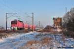 Nochmal neu hochgeladen: 112 124-3 mit RE 38326 Ludwigsfelde - Wittenberge,passiert hier kurz vor dem Bahnhof Nauen den ehemaligen Block Graben,w�hrend sich die Sonne langsam vom Tag verabschiedet