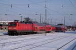 112 124-3 am 01.02.2010 bei der Ausfahrt aus dem Bahnhof von Cottbus.