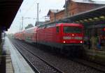 112 116-9 steht bei starkem Platzregen am 04.07.2009 im Bahnhof von L�bbenau/Spreewald bereit zur Fahrt nach Cottbus.