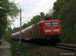 Klein Hannes und die Gro�e 112: 112 124-3 durcheilt Bestensees S�den am 01.05.