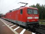 112 128-4 wartet auf Gleis 1 auf die Weiterfahrts-Erlaubnis Richtung Hannover Hbf.