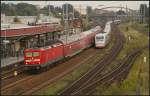 DB 112 123 f�hrt mit dem RE2 nach Rathenow am S-Bahnhof Warschauer Stra�e vorbei zum n�chsten Halt Ostbahnhof, w�hrend rechts ein ICE-Leerpark zum Betriebshof Rummelsburg einen �berholenden Zug