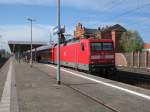 BR 112-117-7 steht am 10.09.2010 in Rathenow mit dem Regionalexpress nach K�nigs Wusterhausen bereit