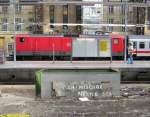 Fundsache: Bei den Renovierungsarbeiten am Hauptbahnhof Frankfurt  am Main kam offenbar dieses alte Werbeschild ans Licht, das hier   am 23.07.2005 auf dem Gep�ckbahnsteig von Gleis 4 liegt, die 112  