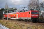 112 128-4 mit RE von Hannover nach Braunschweig am Nachmittag des 27.01.2011 nach �berquerung des Mittellandkanals bei Peine