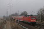 112 133 f�hrt hier mit dem RE 3 nach Elsterwerda durch Diedersdorf.