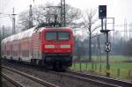 Kurz vorm HP Anrath ist die RE 11 auf dem Weg nach M�nchengladbach, geschoben wird der Zug von der 112 161-5 am 12.3.2011.