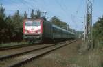 BR 112-006-3 hat gerade den Bahnhof von Schwerin HBF verlassen und f�hrt seinem Ziel Berlin Lichtenberg entgegen im Jahre 1995