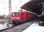 112 166-4 steht als RE 7  Rheinm�nsterland-Express  kurz vor seiner Abfahrt im Krefelder Hbf am 29.12.2005