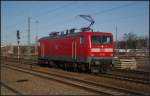 Die Cottbusser 112 183 f�hrt solo durch den Bahnhof Sch�nefeld Flughafen.
