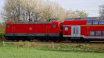 Die 112 166-4 schiebt den RE 11 durch Anrath nach M�nchengladbach am Sonntag den 10.4.2011.
