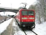112 152 hat den SH-Express aus Hamburg p�nktlich nach Flensburg gezogen und wartet nun im Schneetreiben auf die Weiterfahrt in den d�nischen Grenzbahnhof Padborg, der neben dem d�nischen Stromsystem