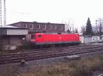 Eine BR 112 abgestellt im Regen in M-gladbach Hbf.