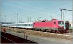 Die Bundesbahn 112 185-2 mit einen IR im seit 5.10.1952 zu Fernverkehrsbahnhof erkl�ren Berlin Lichtenberg.
